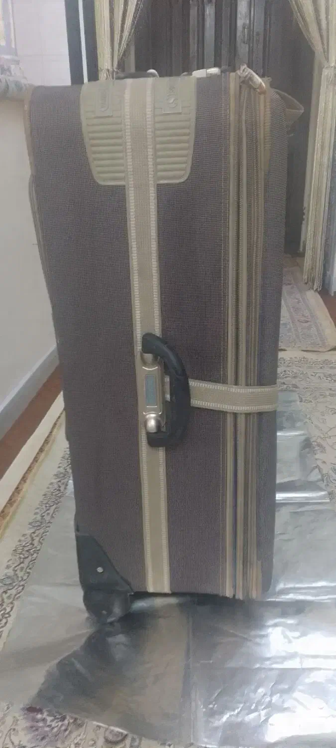 چمدان مسافرتی بزرگ.|کیف، کفش، کمربند|اندیشه, اندیشه فاز ۲|دیوار