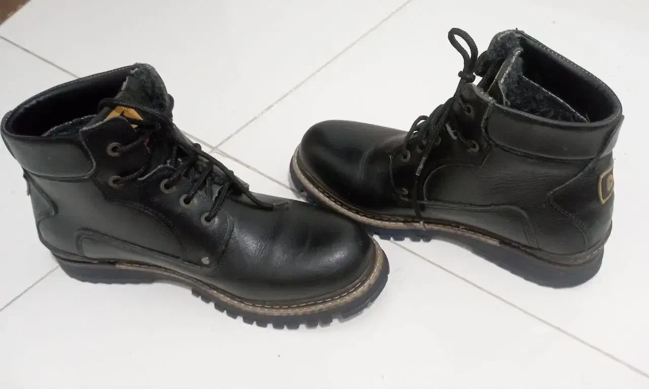 پوتین نو|کیف، کفش، کمربند|رشت, نامجو|دیوار