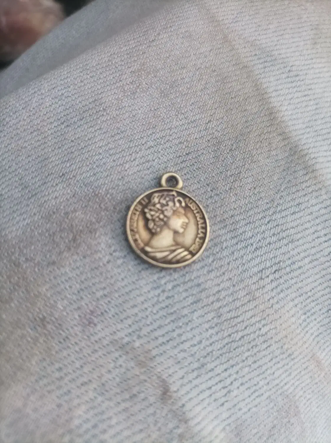 سکه طرح گردنبند ملکه الیزابت قدیمی ونایاب|کلکسیون اشیاء عتیقه|چهارباغ, |دیوار