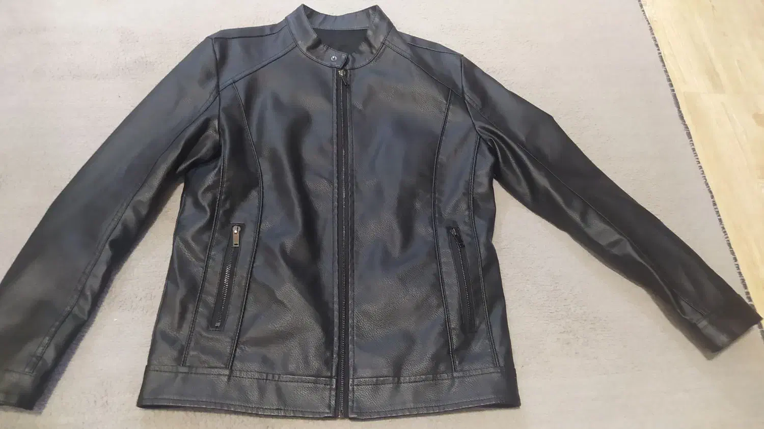 کاپشن|لباس|جلفا, |دیوار