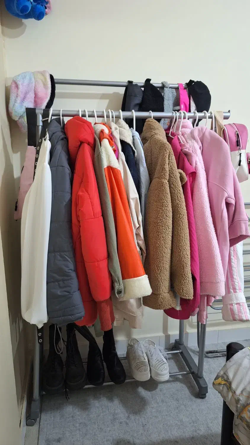 رِگال دو لاین|بندرخت و رخت‌آویز|فردیس, فردیس|دیوار