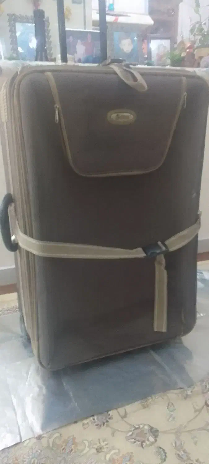 چمدان مسافرتی بزرگ.|کیف، کفش، کمربند|اندیشه, اندیشه فاز ۲|دیوار