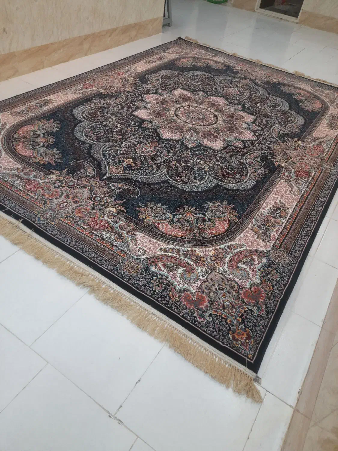 یک عدد فرش ۹متری نو ۷۰۰شانه سورمه ایی|فرش|قم, باسکول|دیوار