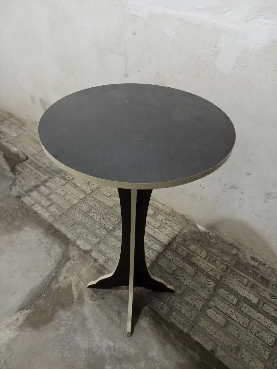 میز گرد بلند|میز و صندلی غذاخوری|خوی, |دیوار