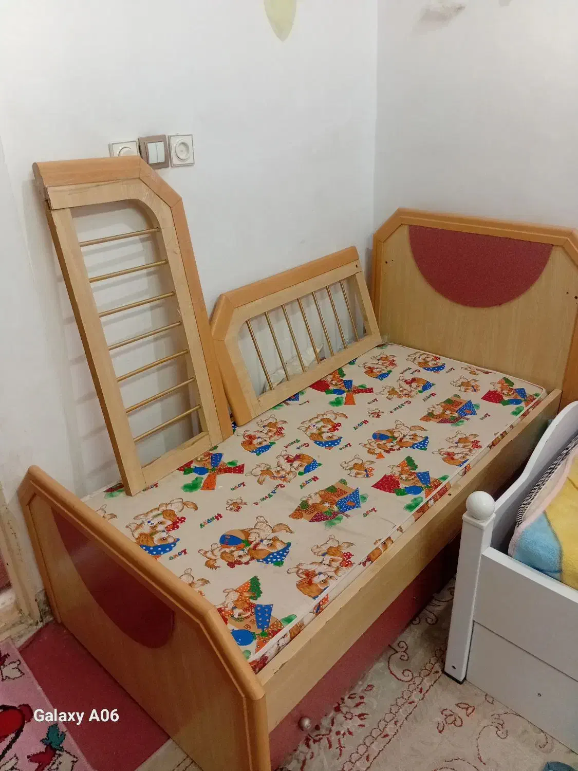 تخت کودک همراه تشک|اسباب و اثاث بچه|خرمشهر, |دیوار