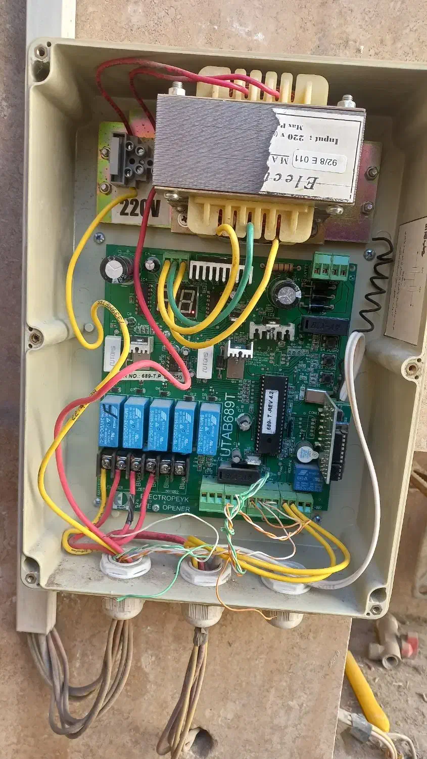 نصب جک درب اتوماتیک پارکینگی قفل برقی|خدمات پیشه و مهارت|چهاردانگه (تهران), |دیوار