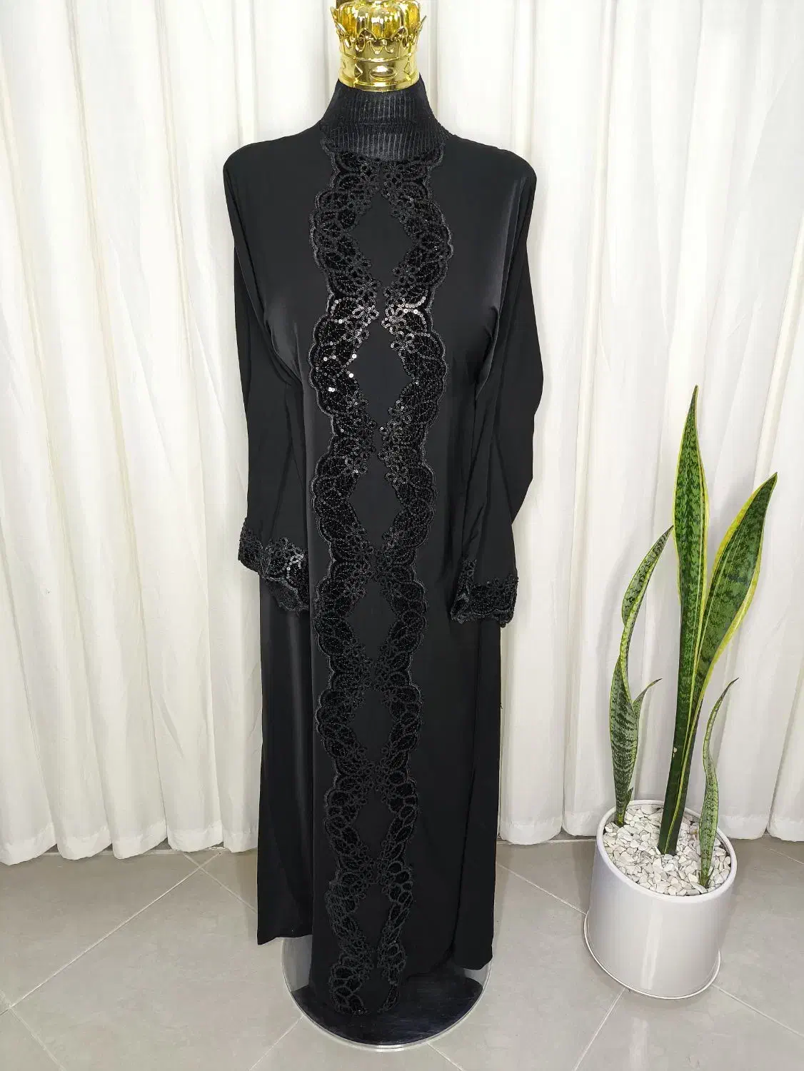 حاشیه مخمل اوزمان منگوله دار|لباس|تربتحیدریه, باغ سلطانی|دیوار