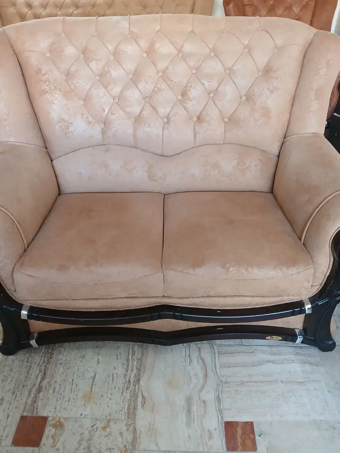 مبل راحتی ۹نفره همراه با۴عددمیز جلو|مبلمان خانگی و میز عسلی|کاشان, پشت شهربانی|دیوار