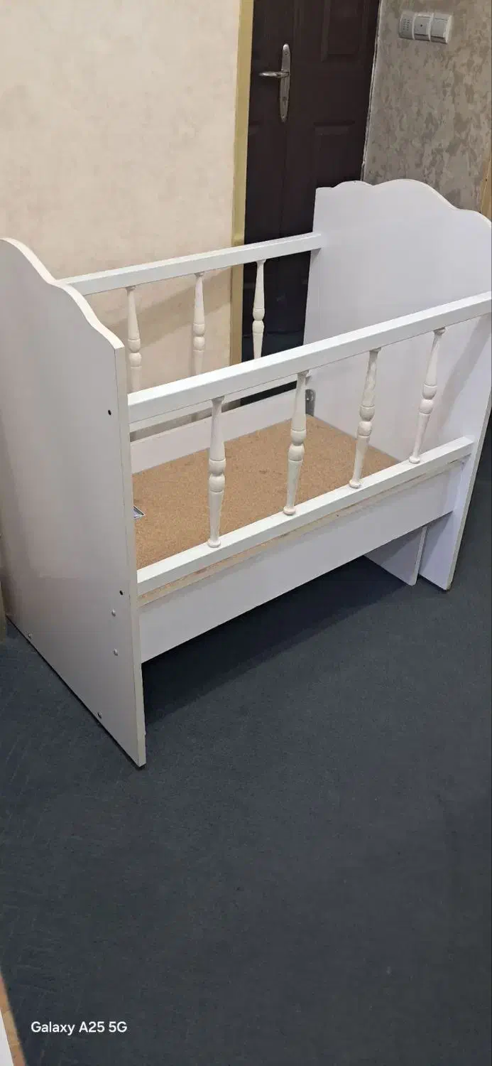 گهواره کودک در حد نو|تخت و صندلی بچه|میانه, |دیوار