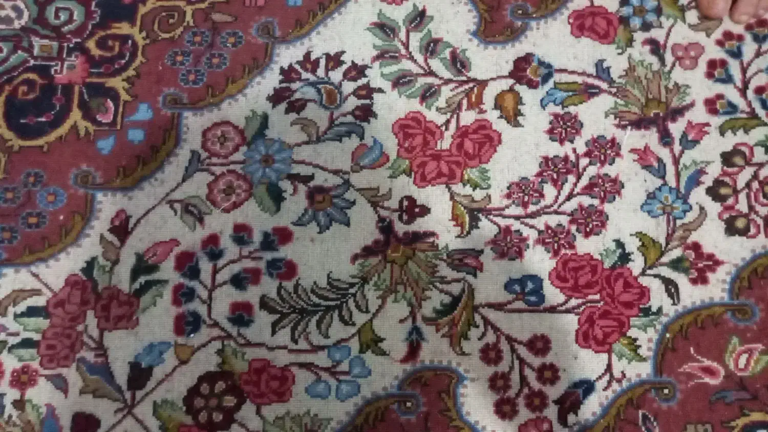 فرش خوش نقش و دستباف و زیبا|فرش|مشهد, حرم مطهر رضوی|دیوار