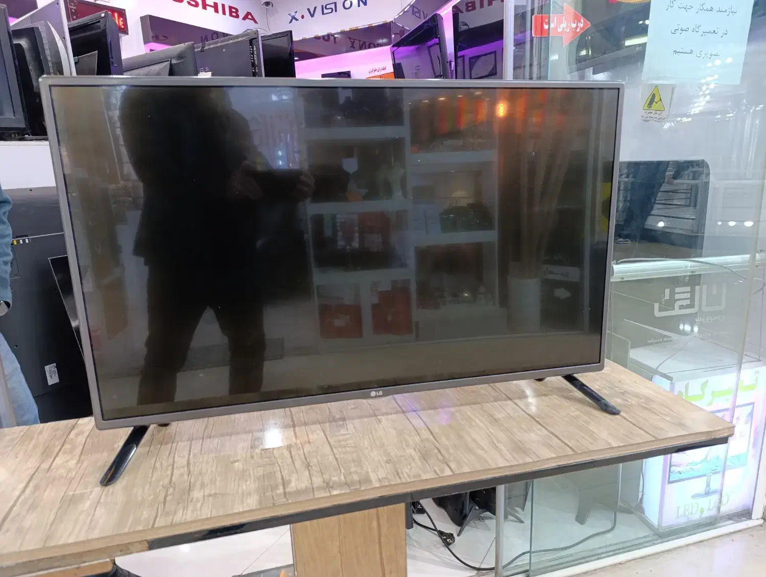 تلویزیون ال جی کره ای اصل ۴۲ اینچ|تلویزیون و پروژکتور|فولادشهر, C1|دیوار