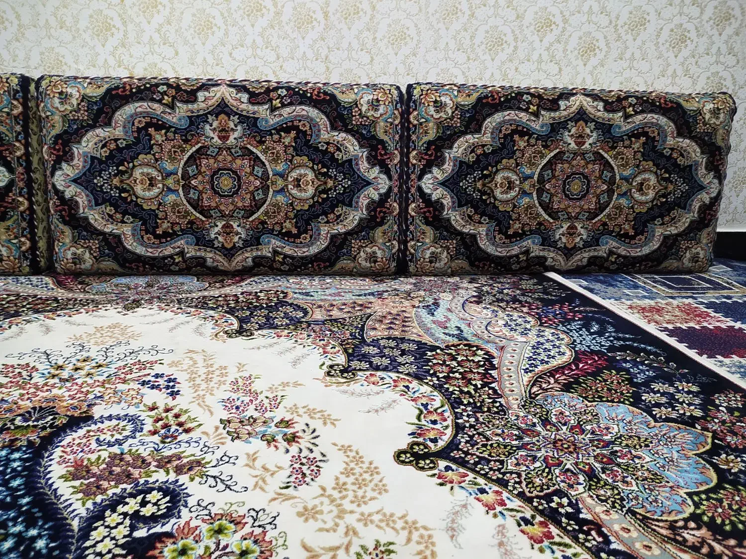 پشتی در حد نو 12عدد|پشتی|سنندج, |دیوار