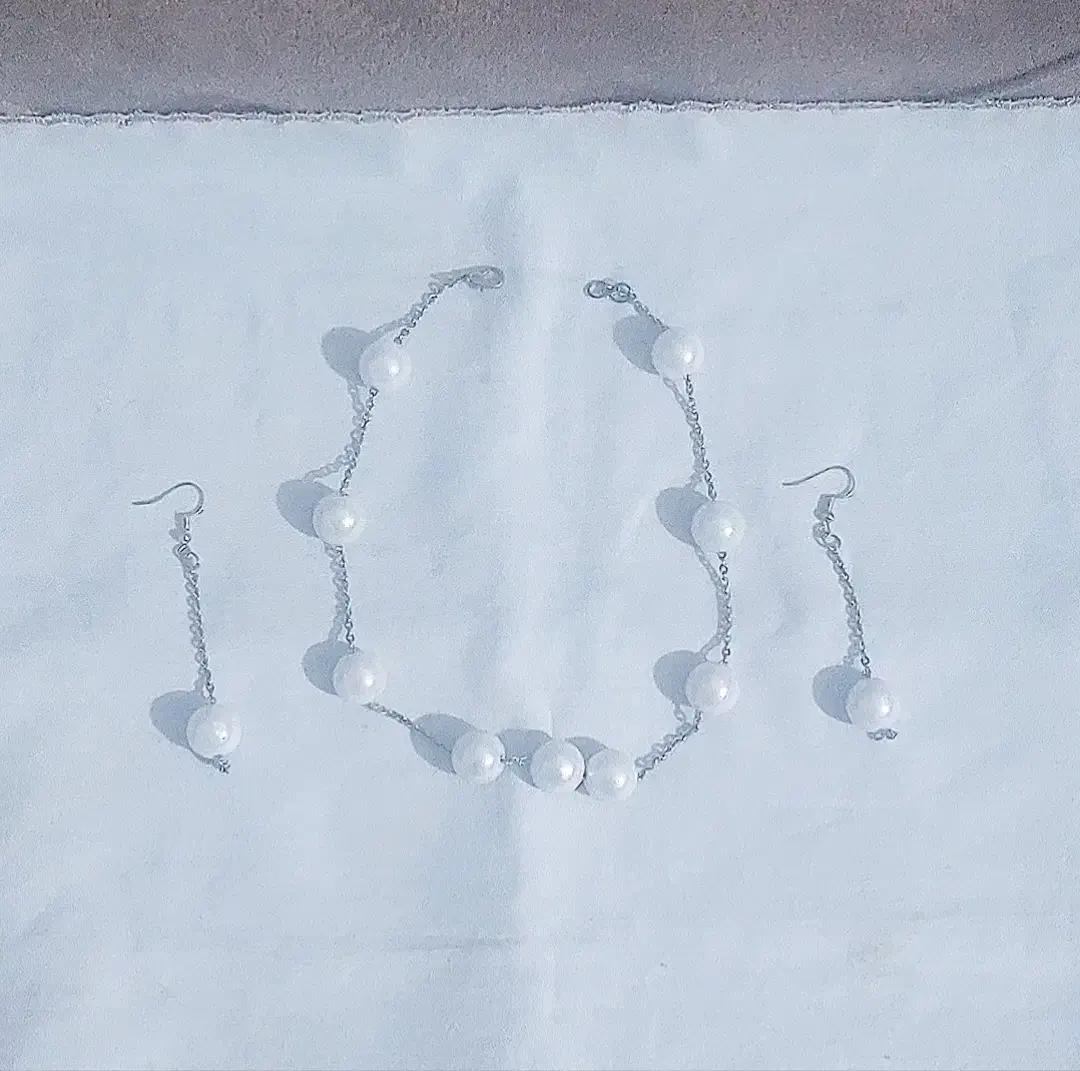 گوشواره و گردنبند مرواریدی|بدلیجات|پرند, فاز ۵|دیوار