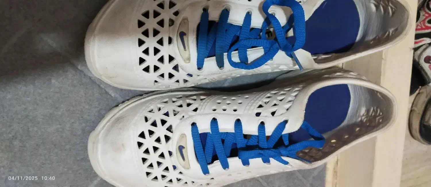 کفش|کیف، کفش، کمربند|کنارک, |دیوار