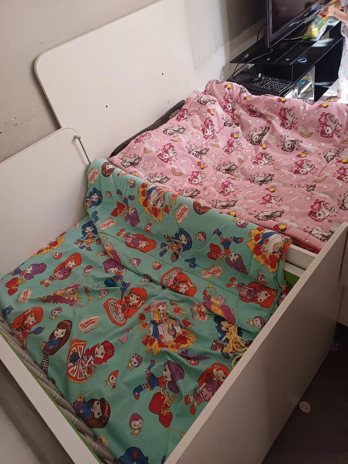 تخت وگهواره کودک ونوجوان .وتشک که کاملا نوهستش|تخت و صندلی بچه|شاهینشهر, نظامی|دیوار