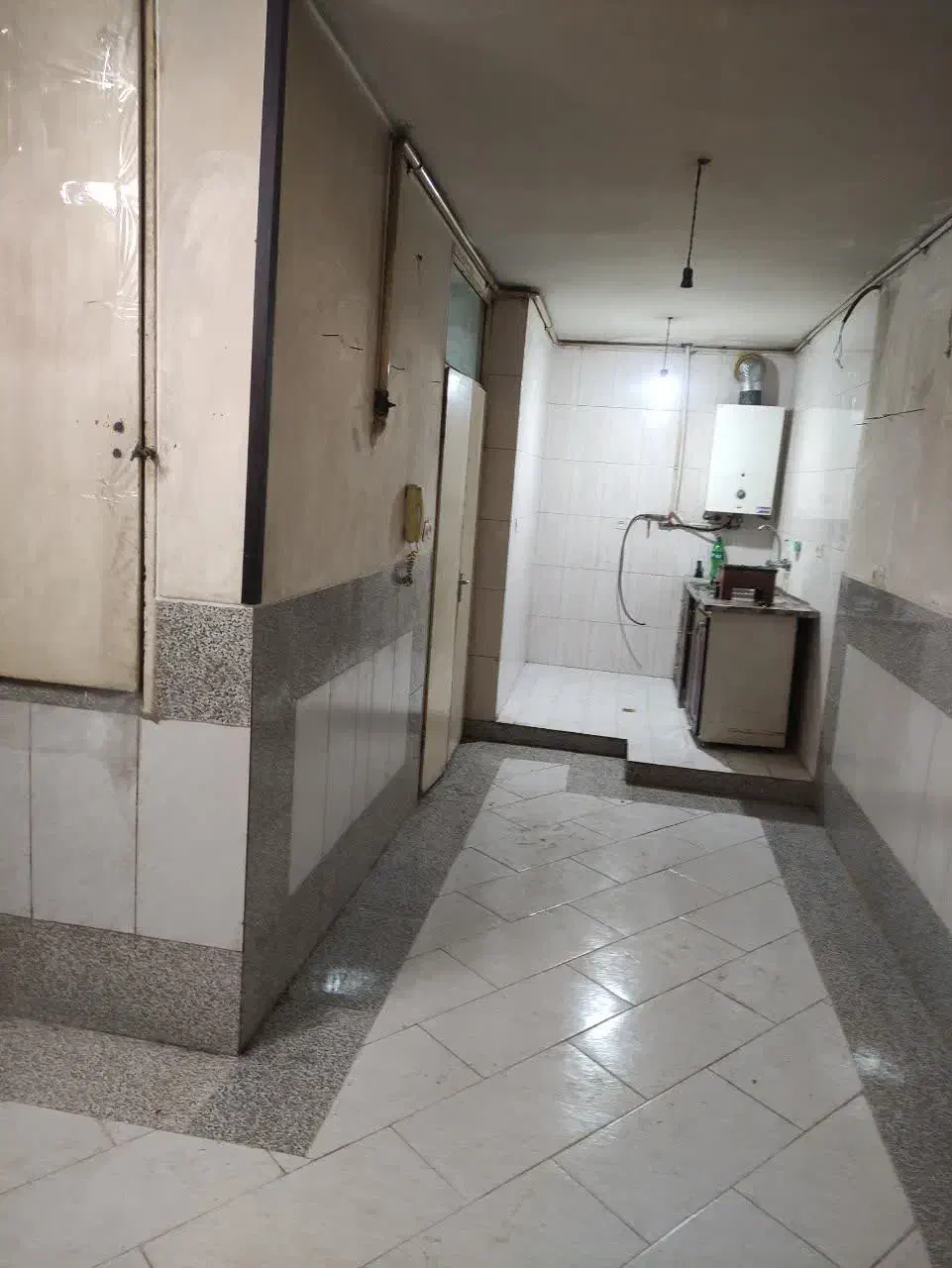 رهن و اجاره یک سوئیت و دو باب مغازه نزدیک پیام نور|اجارهٔ آپارتمان|خمینیشهر, |دیوار