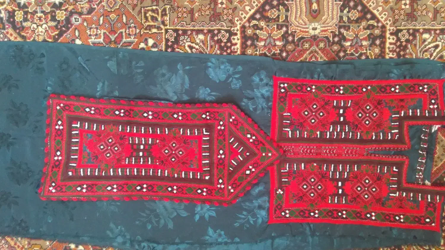 دست دوز کامل|لباس|آبسرد, |دیوار