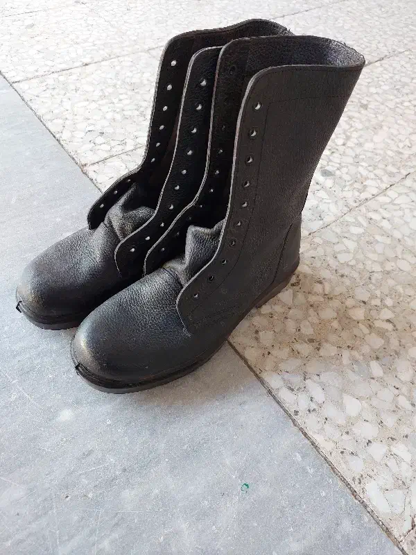 پوتین نظامی بهمن|کیف، کفش، کمربند|اهواز, بهارستان|دیوار