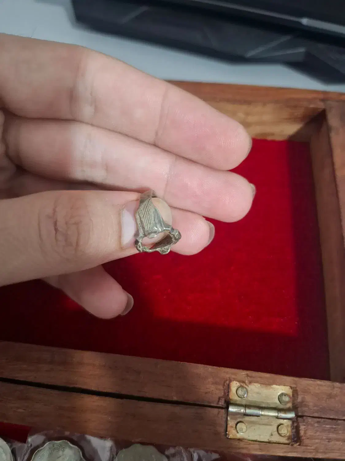 تعدعدی سکه و اشیای عتیقه|کلکسیون سکه، تمبر، اسکناس|شوشتر, |دیوار