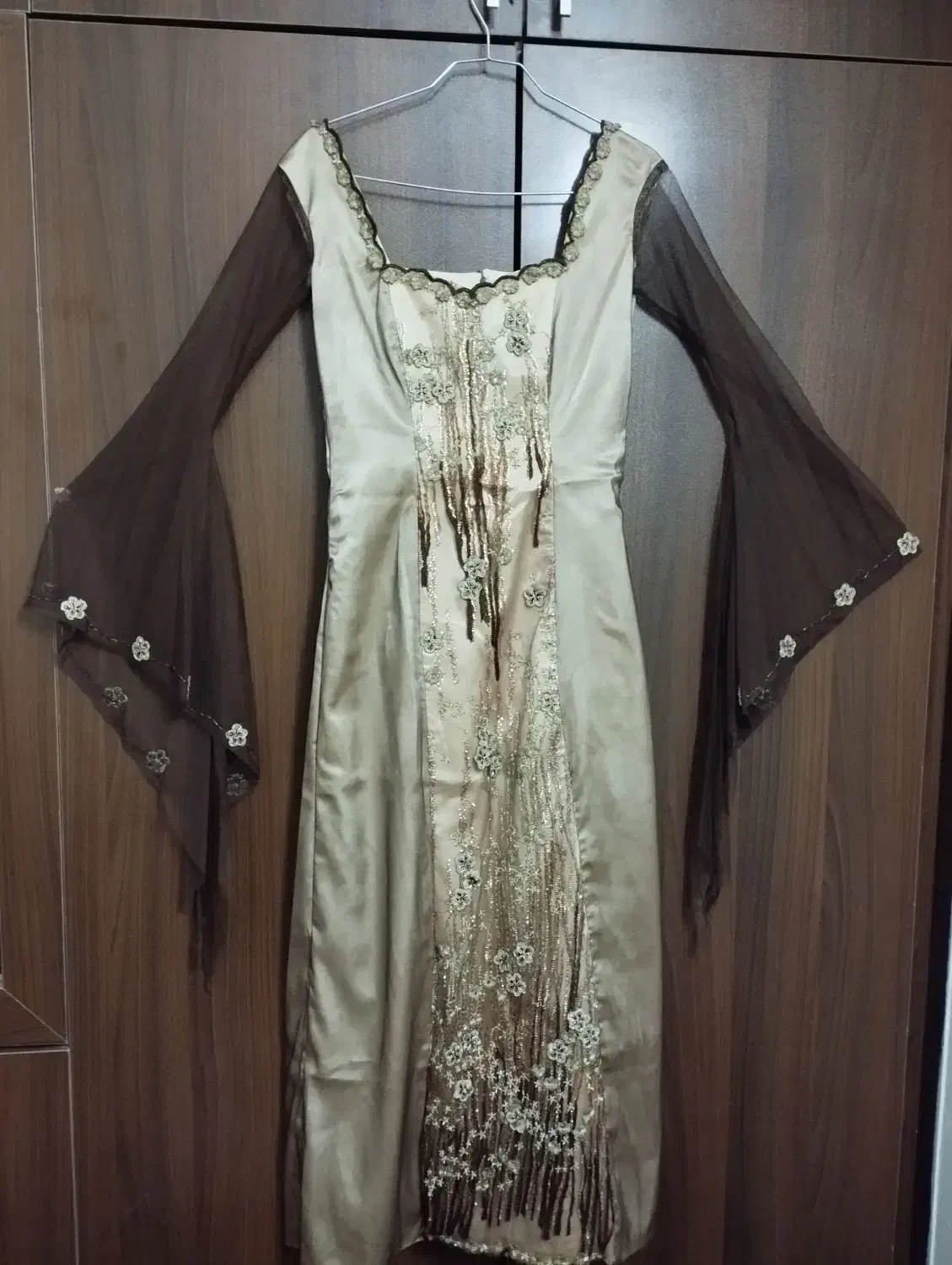 لباس مجلسی|لباس|گلبهار, شهر جدید گلبهار|دیوار