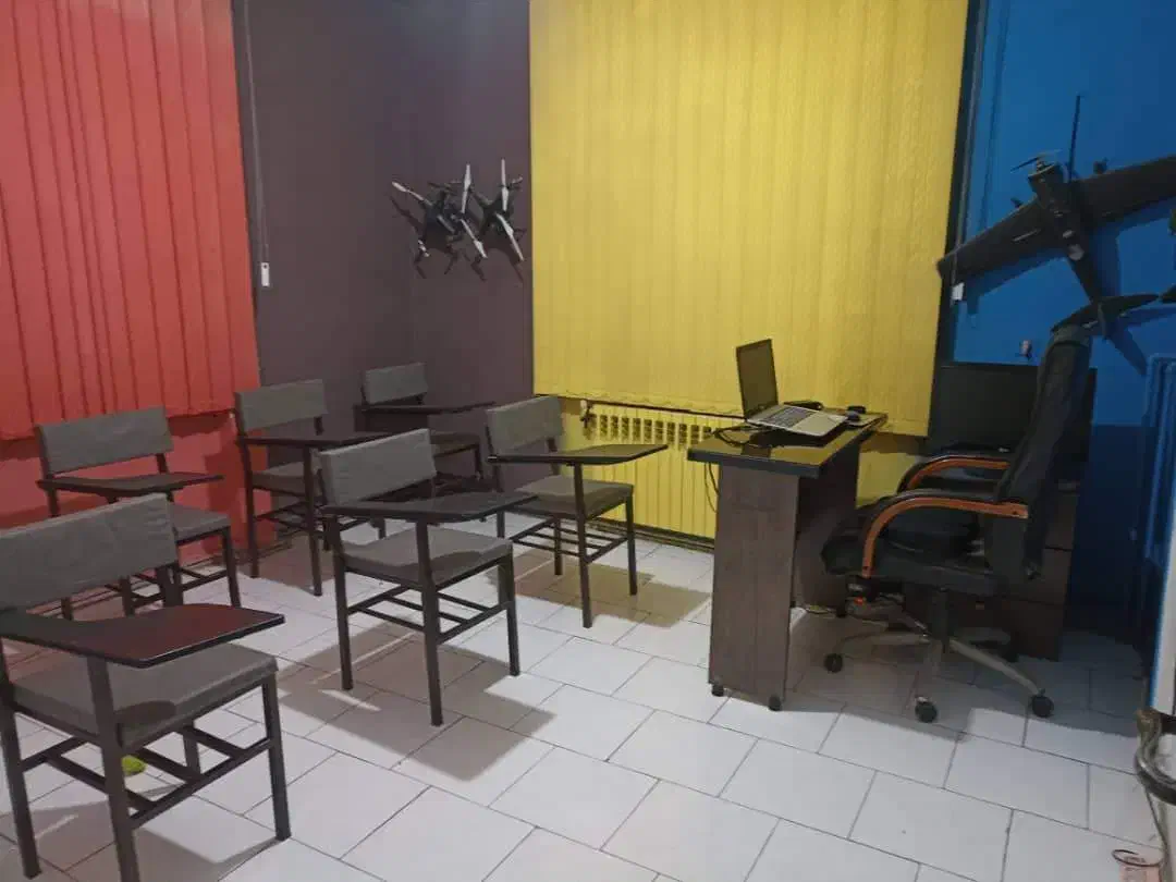 اجاره یک اطاق از یک آموزشگاه هنری|اجارهٔ کوتاه‌مدت دفتر کار و فضای آموزشی|کرج, چهارصد دستگاه|دیوار