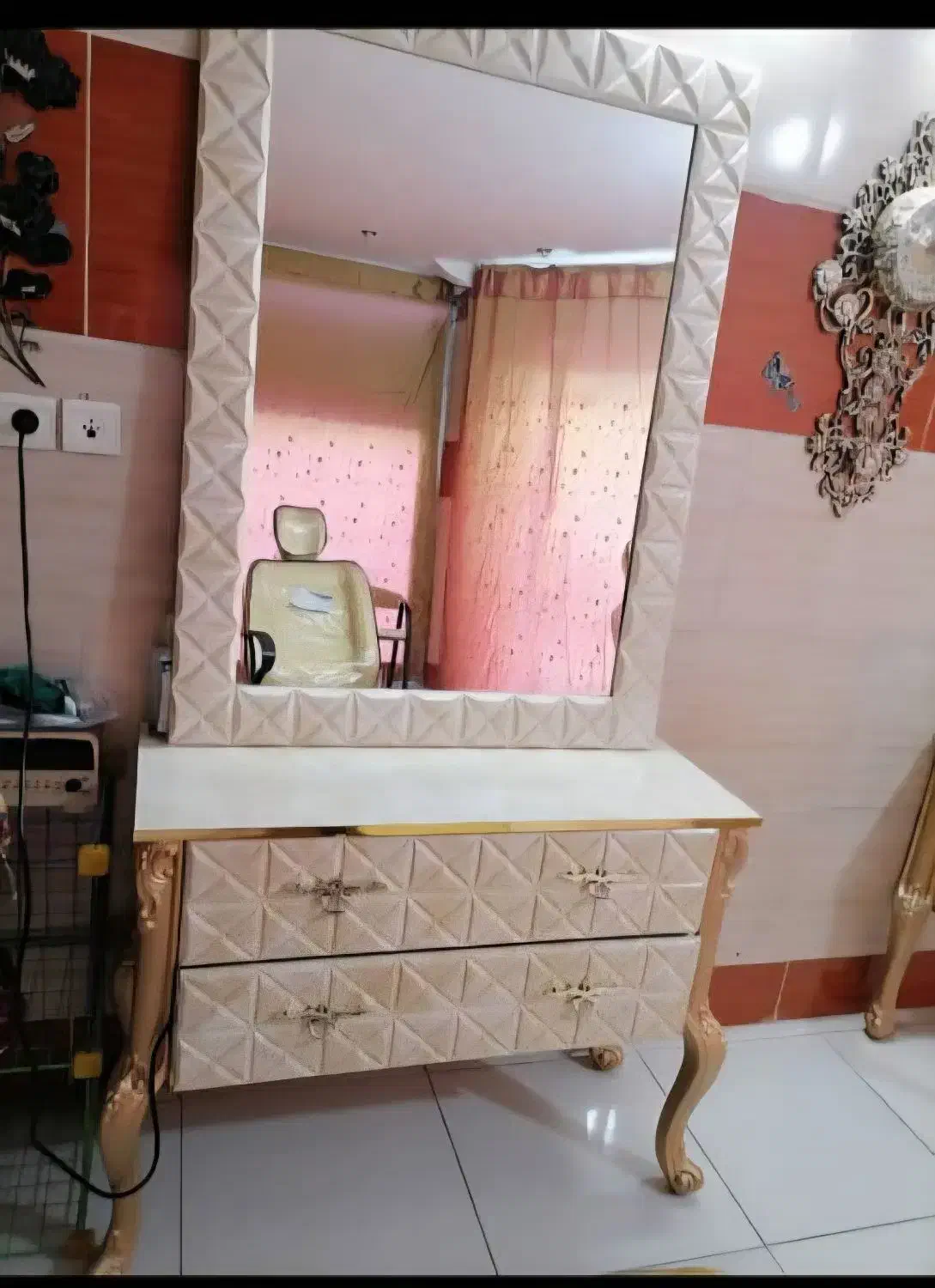 وسایل آرایشگاه و میز مدیریت|آرایشگاه و سالنهای زیبایی|سنندج, |دیوار