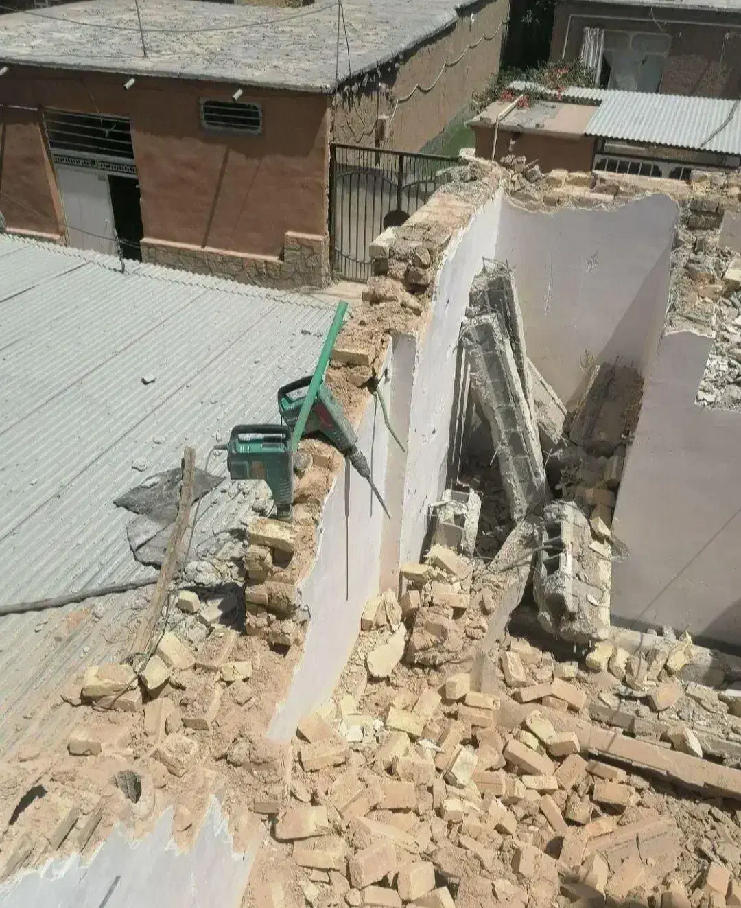 تخریب ساختمان کلی وجزئ تخریب کاری وبازسازی باکارگر|خدمات پیشه و مهارت|بندرعباس, |دیوار