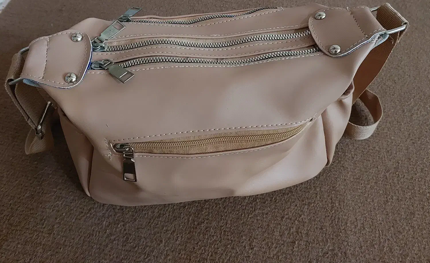 کیف|کیف، کفش، کمربند|قم, چهار امامزاده|دیوار