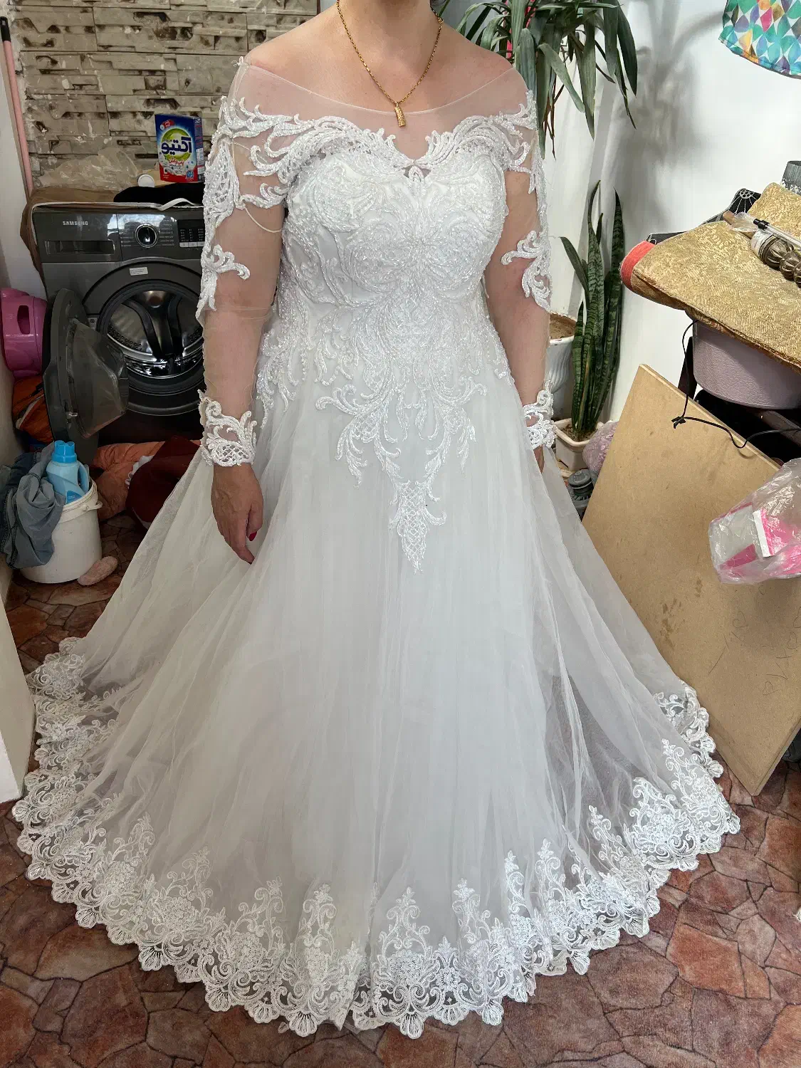 تعدادی لباس عروس مزون|لباس|شیراز, قلعه شاهزاده بیگم|دیوار