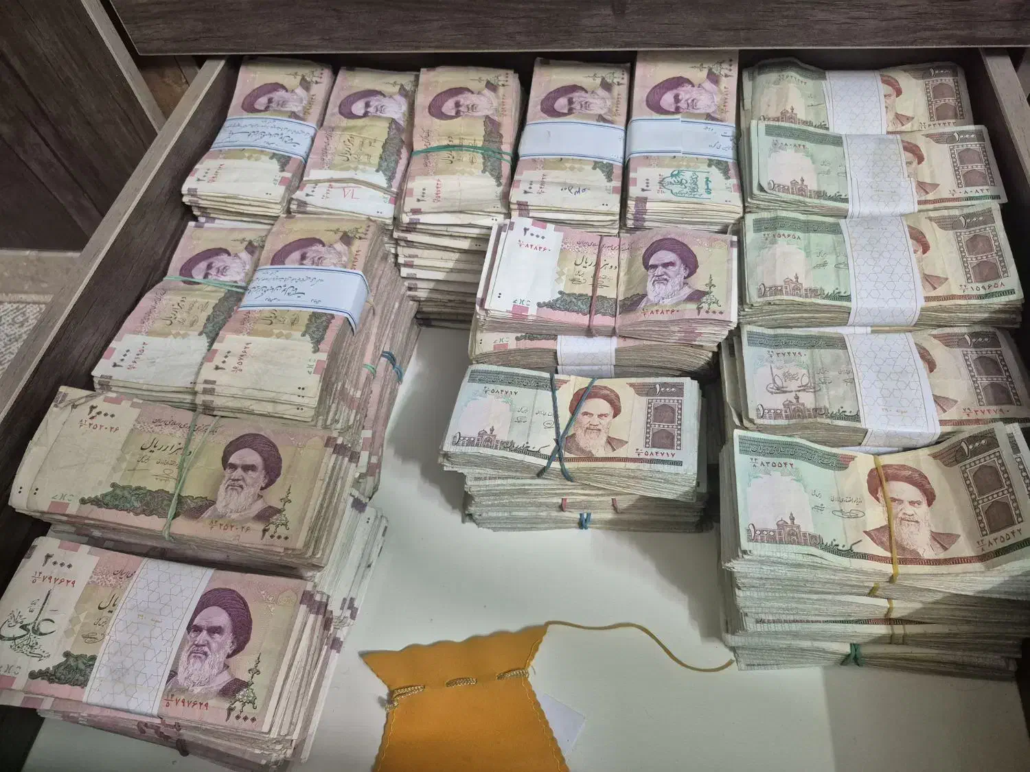 اسکناس ۱۰۰ و ۲۰۰ امامی|کلکسیون سکه، تمبر، اسکناس|زرگرشهر, |دیوار