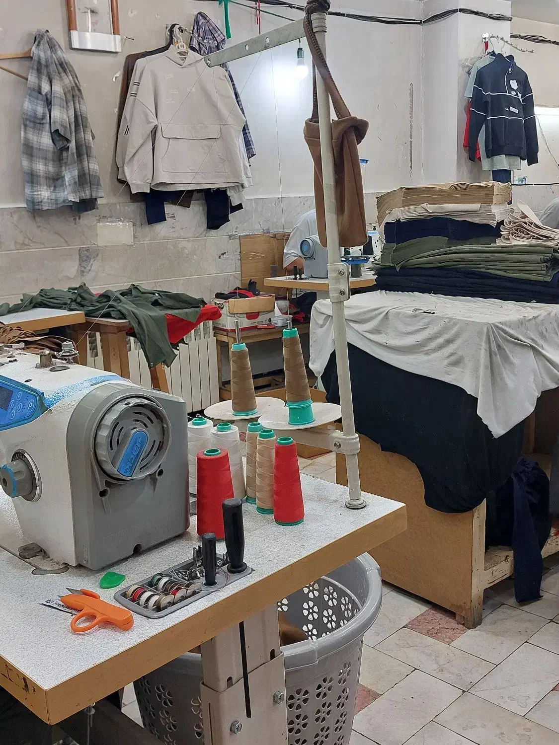 کارگر ساده آقا|استخدام صنعتی، فنی، مهندسی|تهران, فلسطین (میدان انقلاب)|دیوار