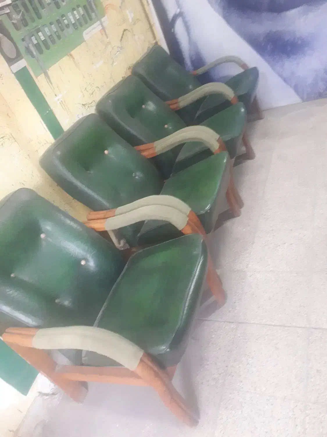 صندلی راحتی چرمی وچوب اصلی|صندلی و نیمکت|نکا, |دیوار