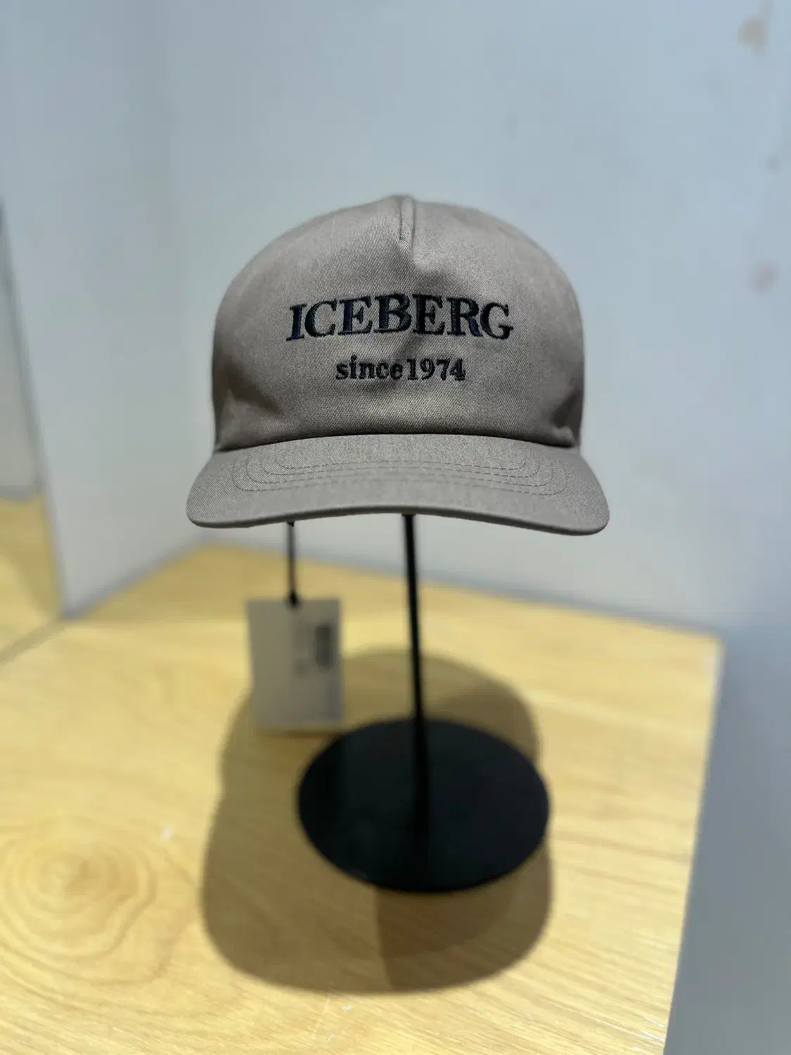 Ice berg کلاه|لباس|تهران, آبشار تهران (دریاچه)|دیوار