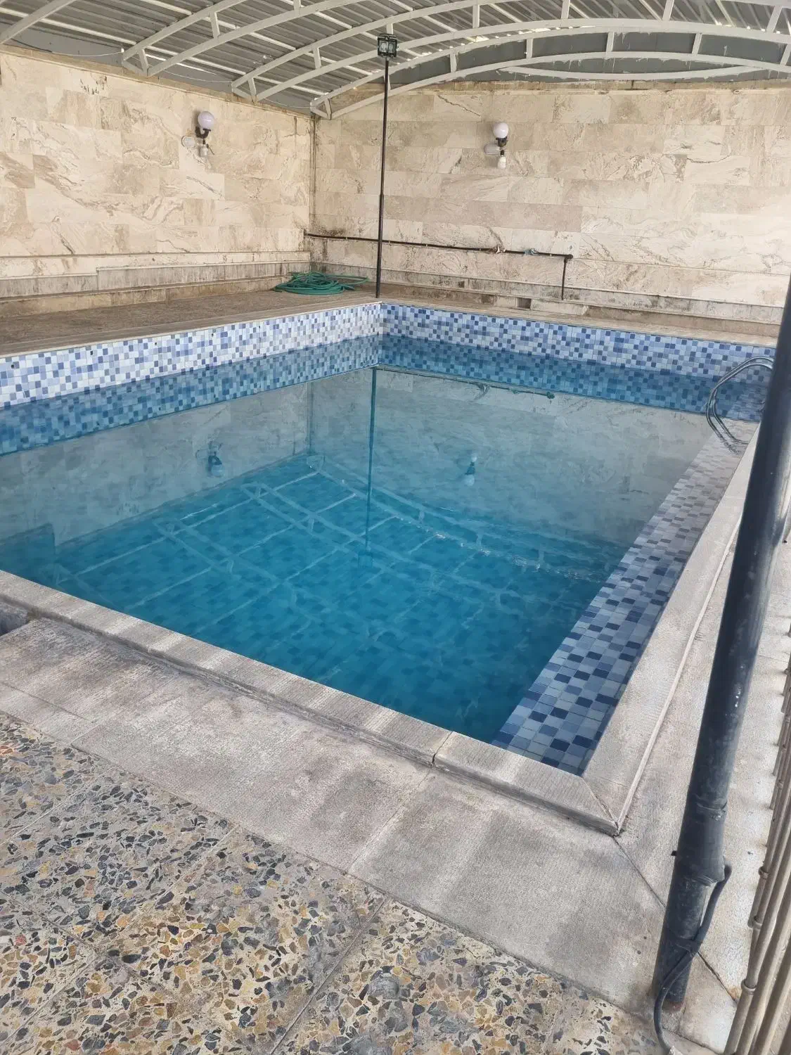 اجاره باغ ویلا روزانه در صدرا|اجارهٔ کوتاه‌مدت ویلا و باغ|شیراز, شهرک ویلایی بهاران|دیوار