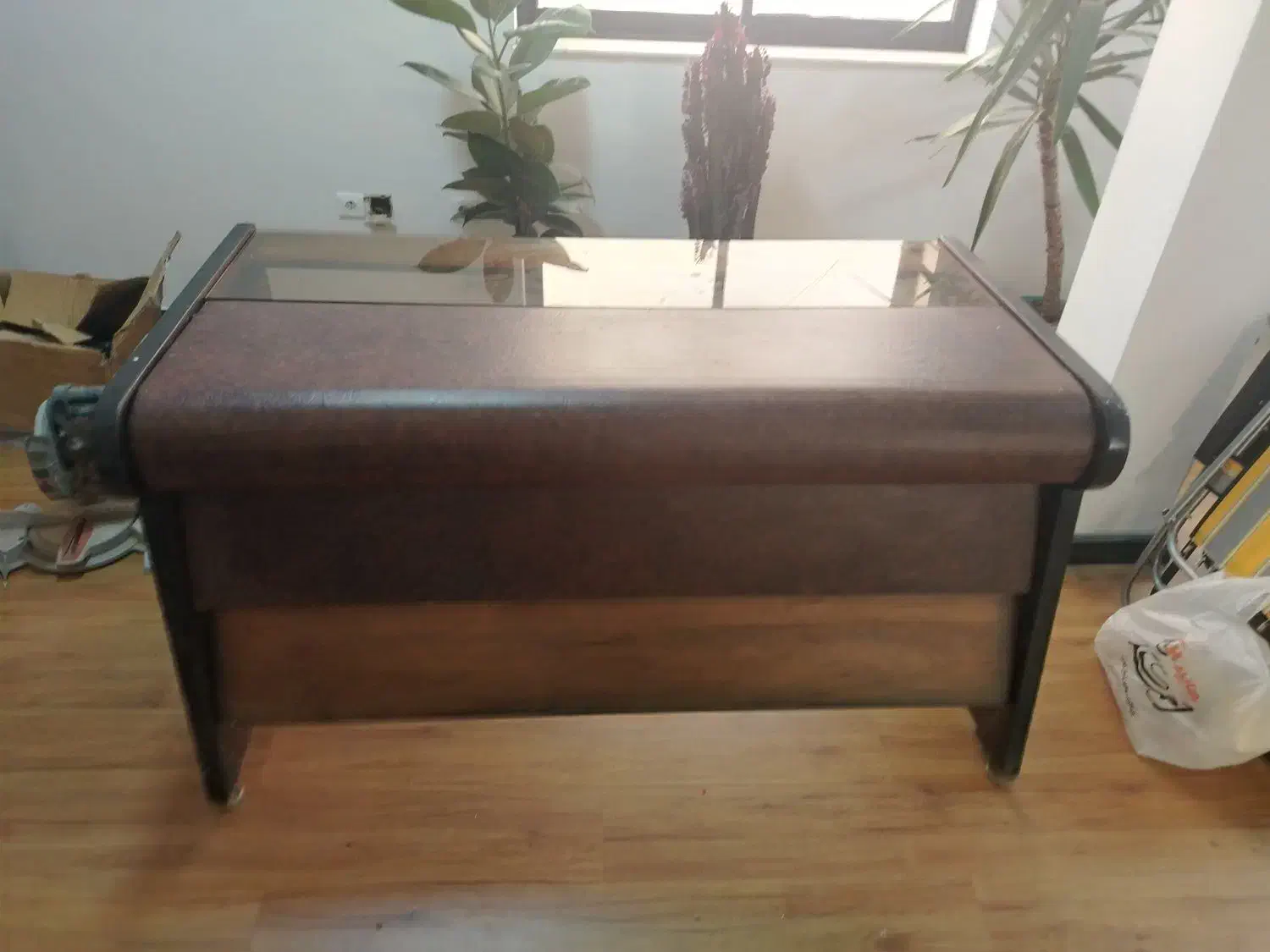 میز کار/کانتر چوبی قدیمی مناسب دفتر، مغازه|مبلمان اداری|رشت, گلسار|دیوار