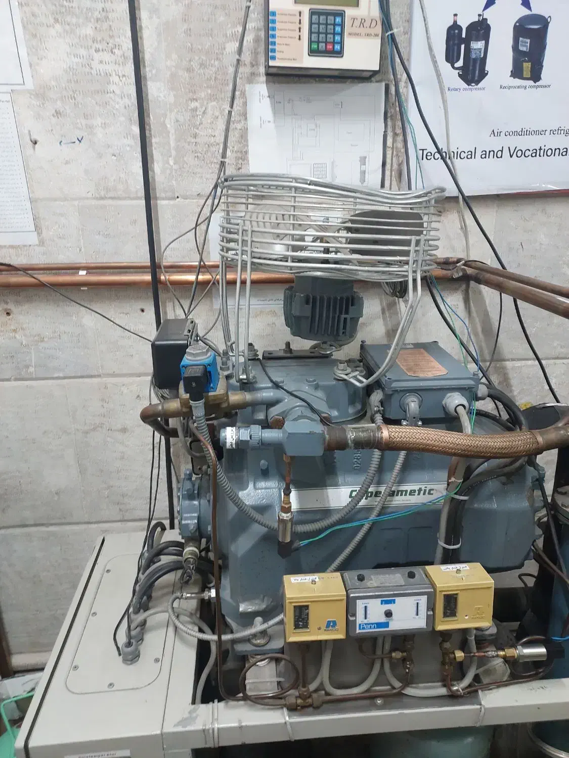 تعمیرات انواع سردخانه و چیلر|خدمات پیشه و مهارت|صفادشت, |دیوار