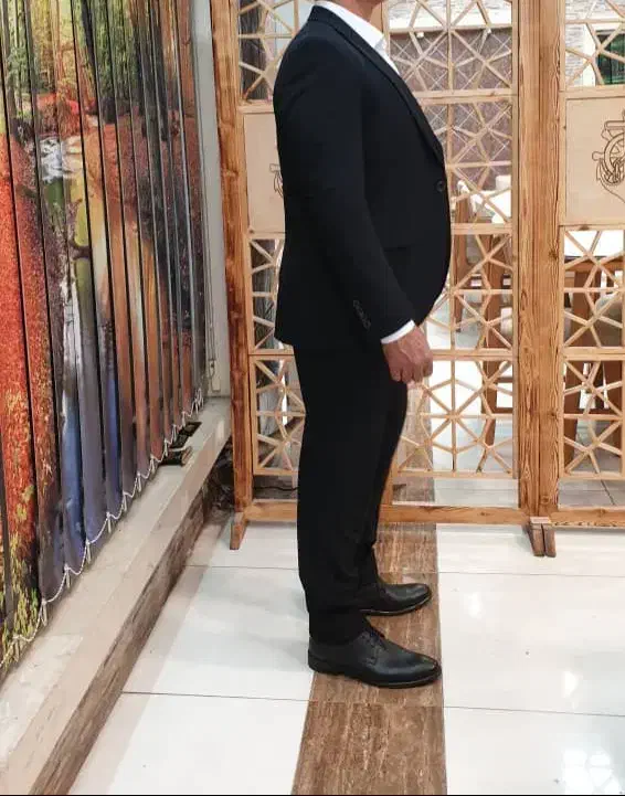 کت شلوار|لباس|بندر انزلی, زنبق|دیوار