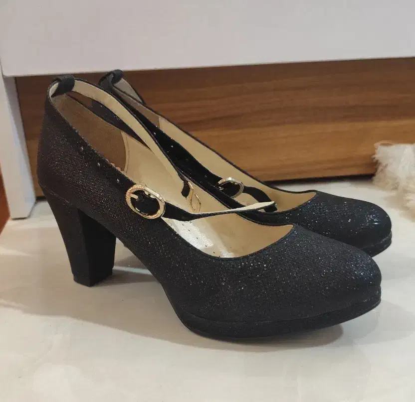 کفش مجلسی|کیف، کفش، کمربند|قم, شهر قائم|دیوار