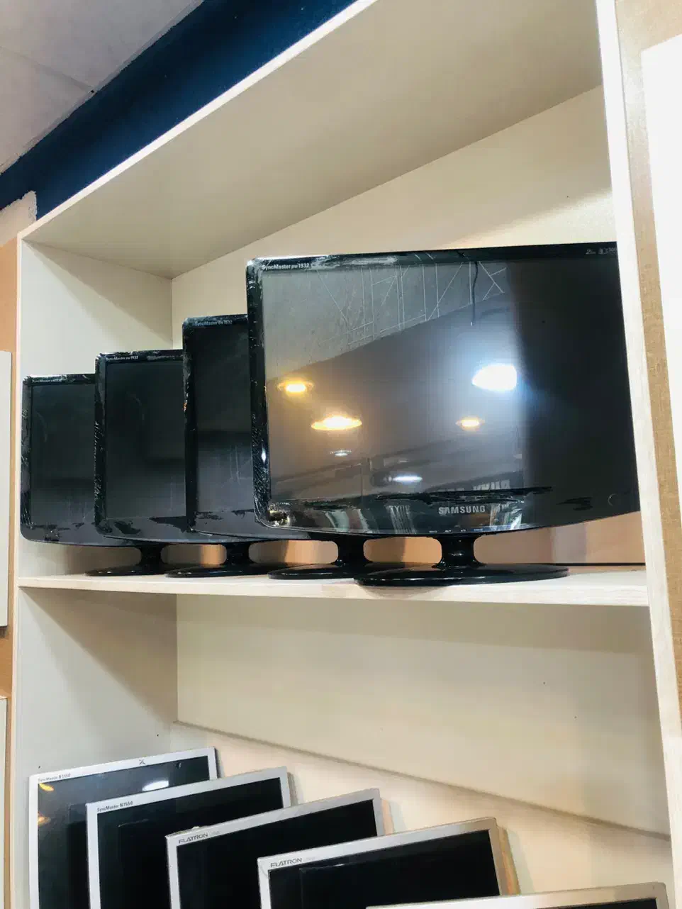 فروش تعدادی مانیتور ۱۹ سامسونگ|قطعات و لوازم جانبی رایانه|شیراز, زند|دیوار