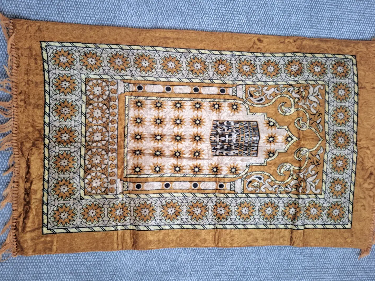 سجاده های مخمل استفاده نشده و نو|فرش|قم, بنیاد|دیوار