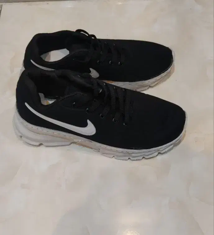 کتونی|کیف، کفش، کمربند|رشت, دیلمان|دیوار