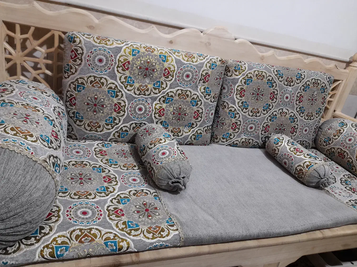 شاه نشین. پشتی. بالشت بزرگ و کوچک . تشک|مبلمان خانگی و میز عسلی|قم, علی آباد|دیوار