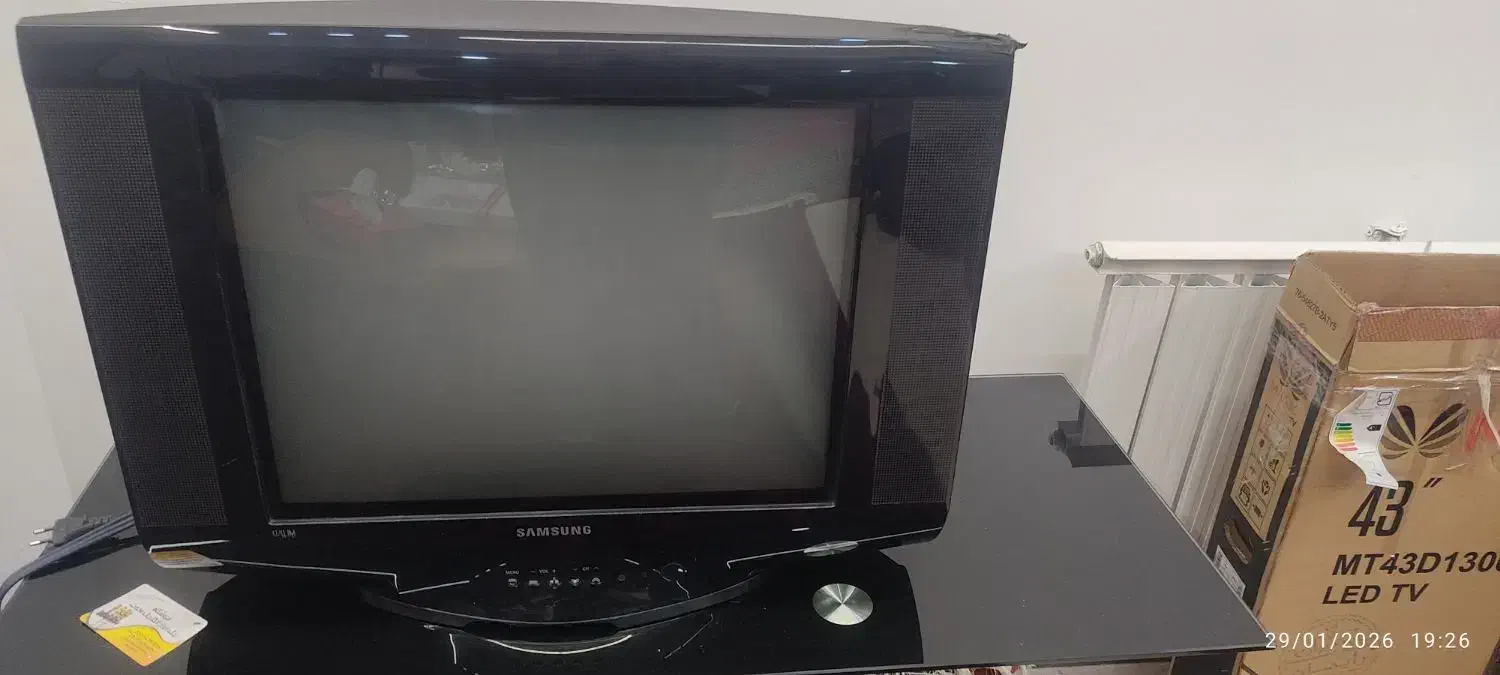 تلویزیون صفحه تخت|تلویزیون و پروژکتور|پرند, فاز ۳|دیوار