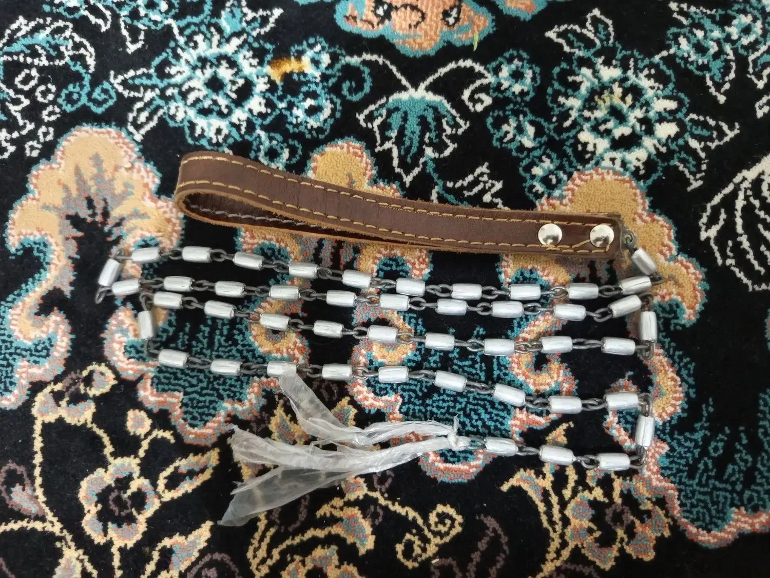 تسبیح و زنجیر|کلکسیون اشیاء عتیقه|مرودشت, ولایت|دیوار