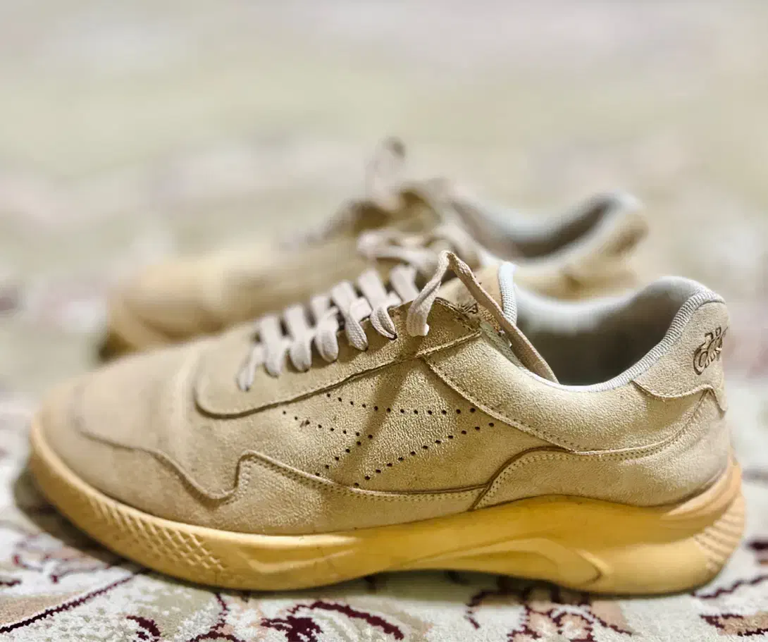 کفش اسپرت خارجی/کرم رنگ / در ح نو، نور|کیف، کفش، کمربند|نور, |دیوار