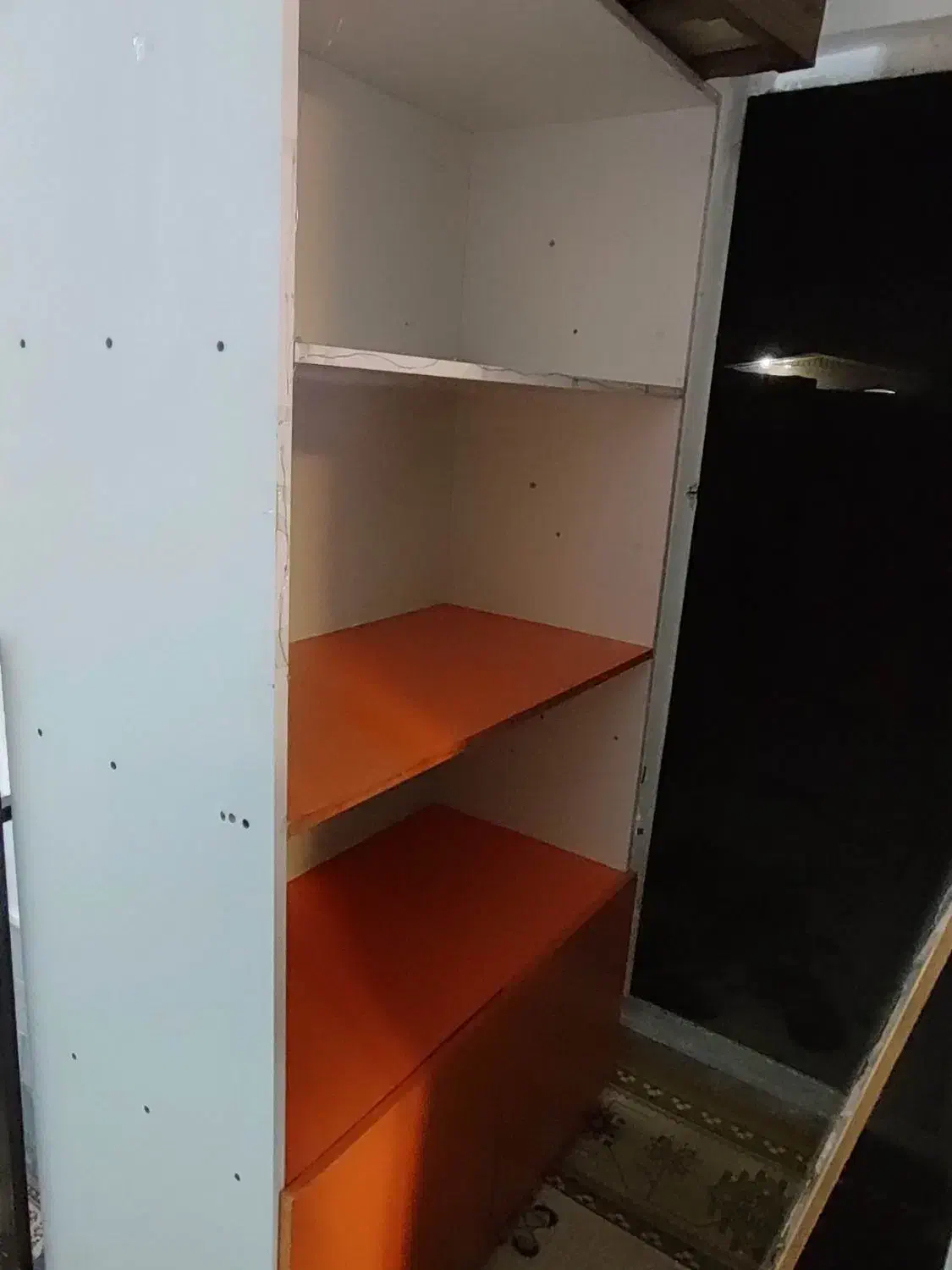 کتابخانه|کتابخانه، شلف، قفسه‌های دیواری|قم, قلعه کامکار|دیوار