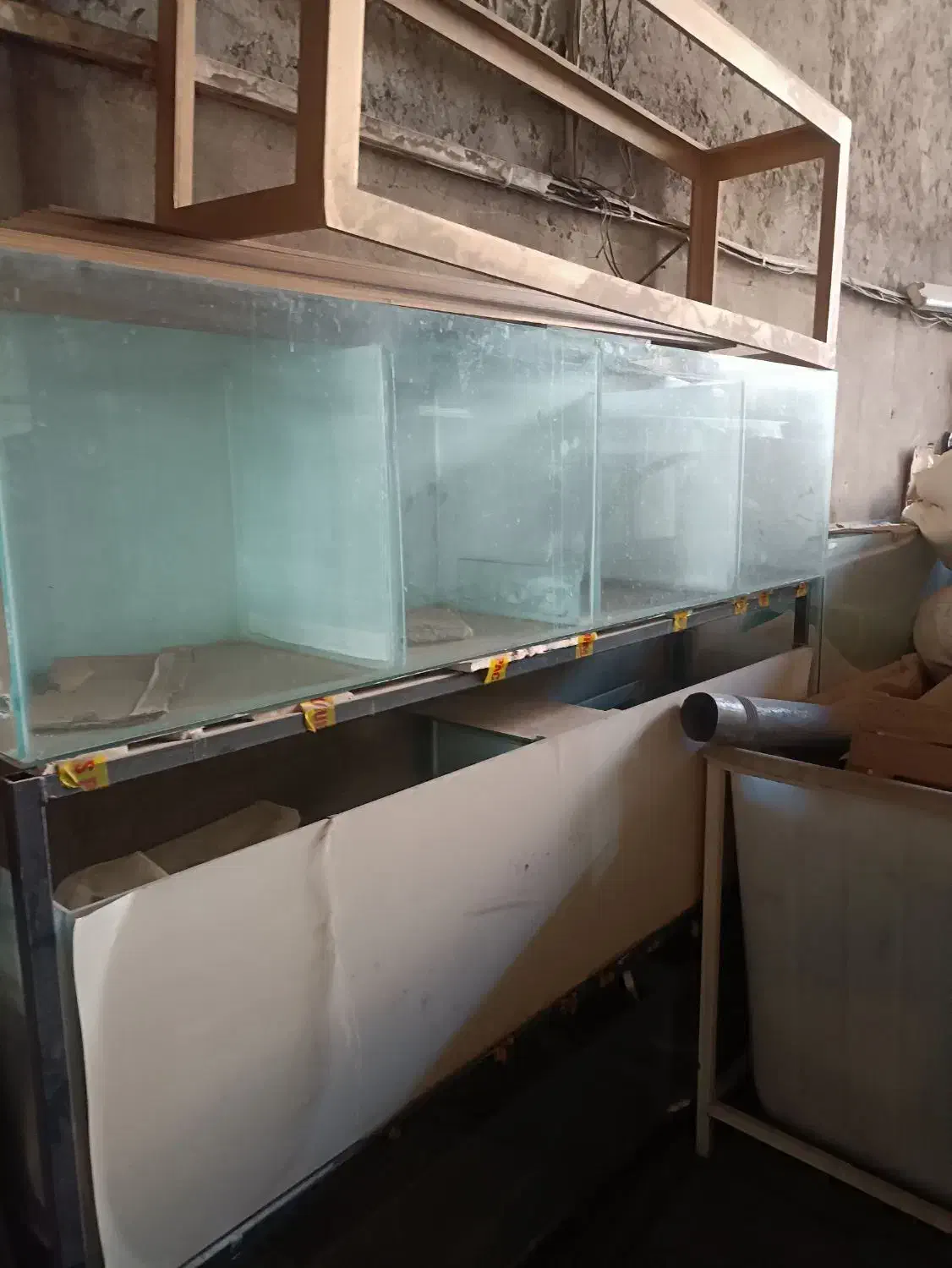 آکواریوم با پایه و وان ۲۲۰۰ لیتری|ماهی|خمینی‌شهر, |دیوار