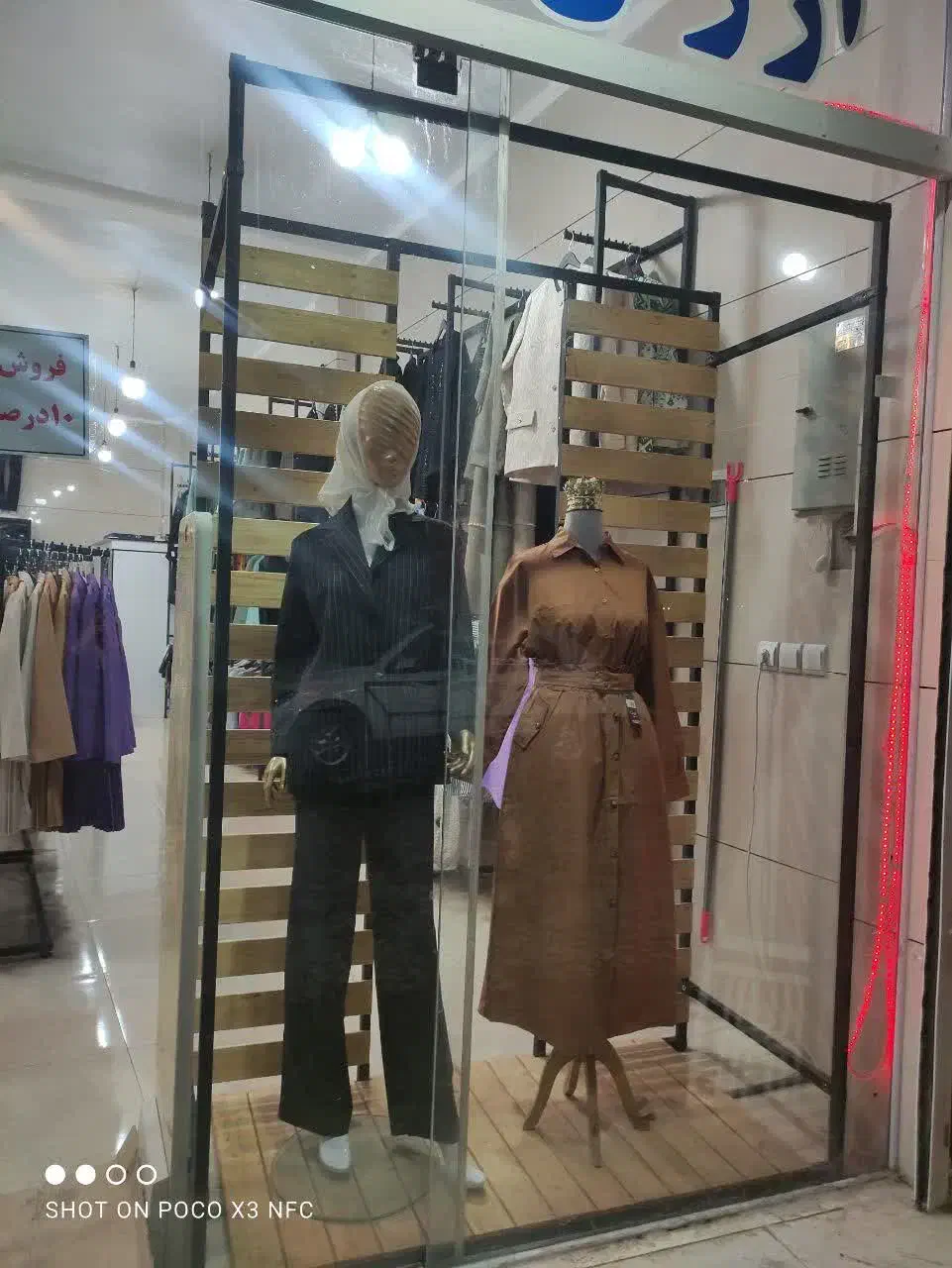 ویترین لباس و مانکن پشت شیشه فروشگاهی|فروشگاه و مغازه|نجف‌آباد, هفده شهریور|دیوار
