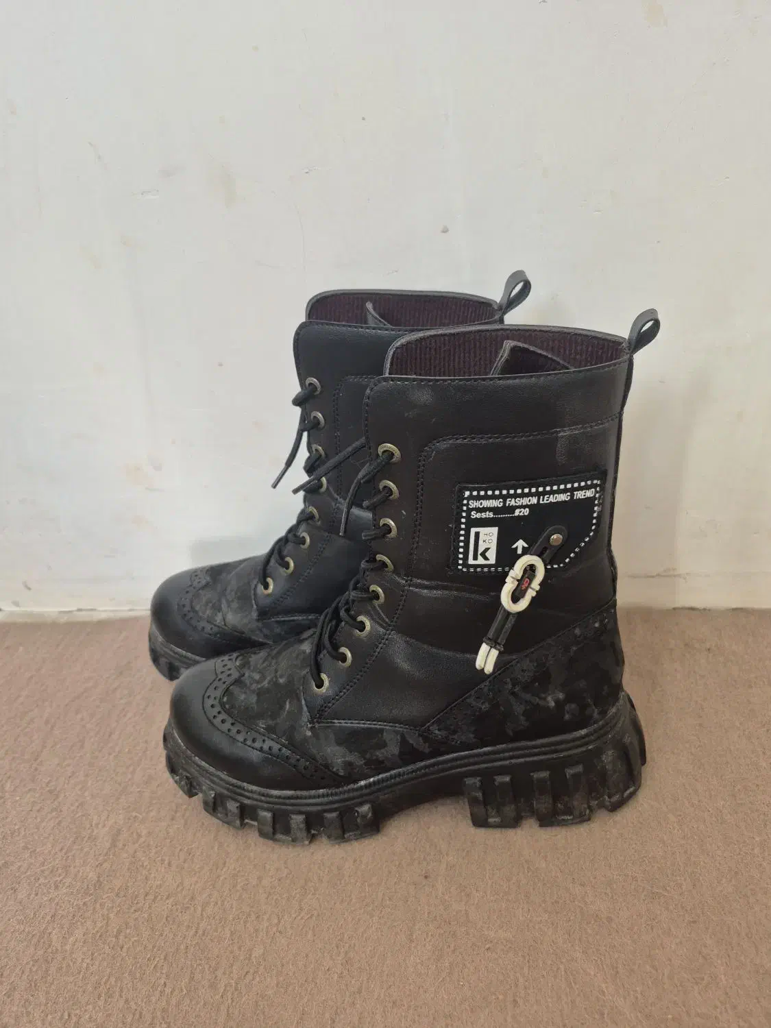 کفش|کیف، کفش، کمربند|بومهن, |دیوار