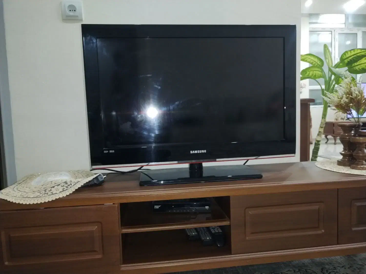 تلویزیون سامسونگ کره همراه زیر تلویزیون|تلویزیون و پروژکتور|شوشتر, |دیوار